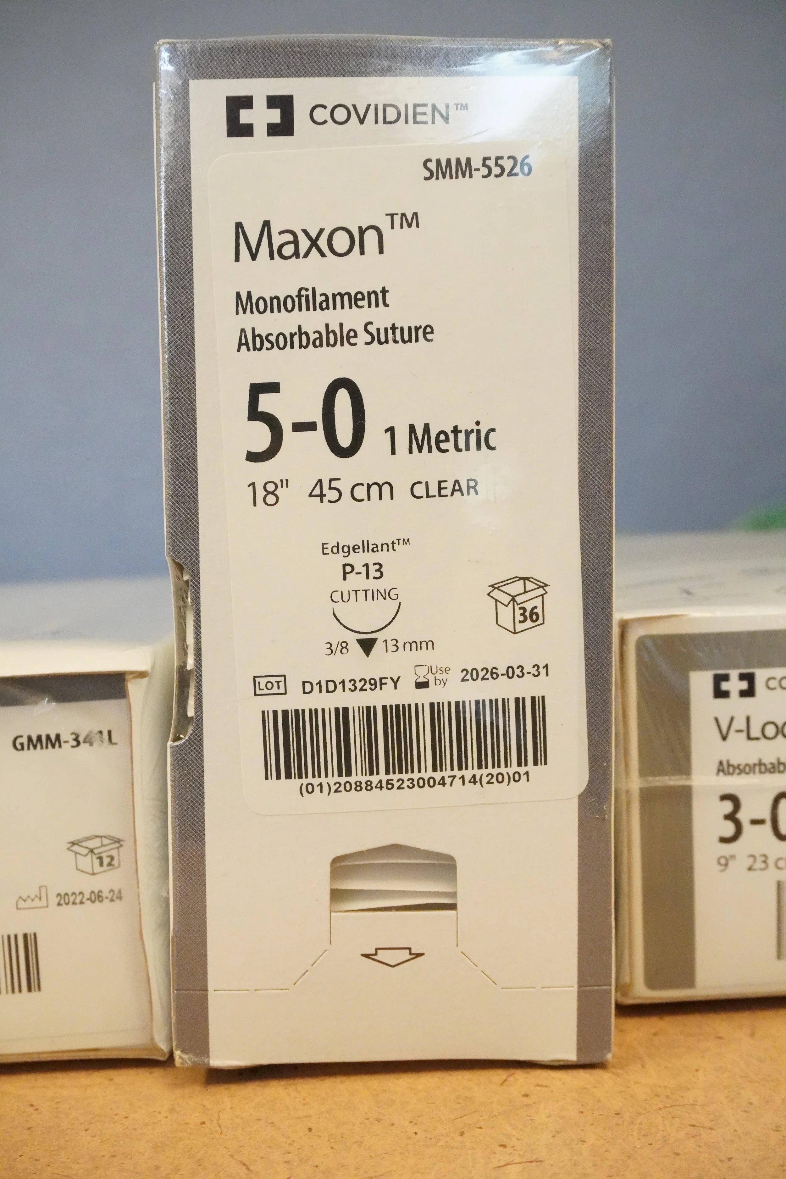 Covidien | SMM-5526 | Monofilament Absorbable Suture 5-0 1 Metric 18" 45cm CLEAR