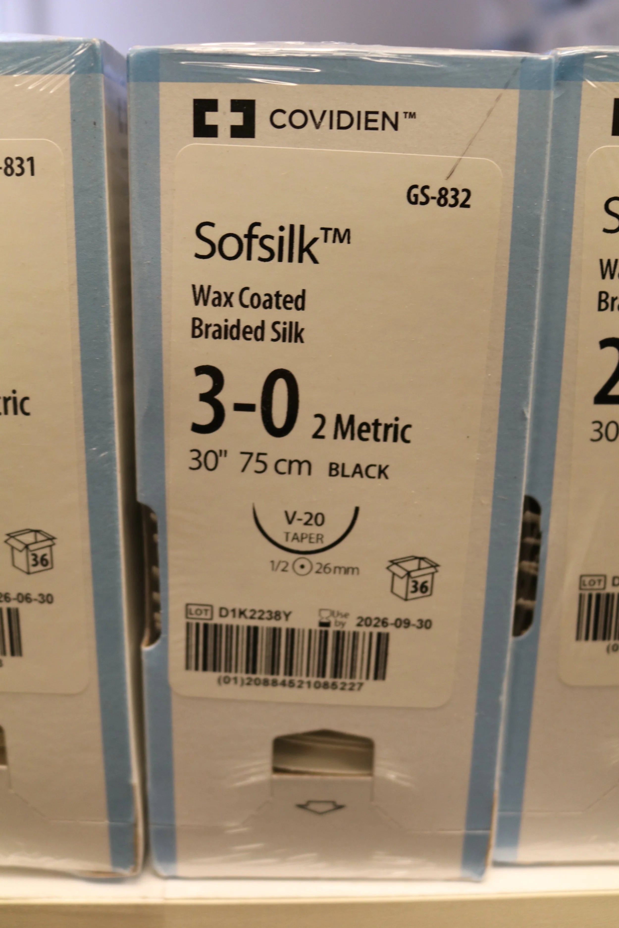 Covidien | GS-832 | Softsilk Wax Coated Braided Silk 3-0 2 Metric 30" 75cm BLACK